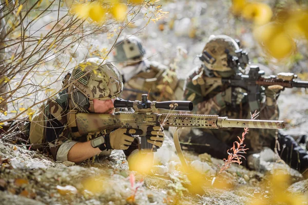 Equipo de soldados apuntando a un blanco de armas — Foto de Stock