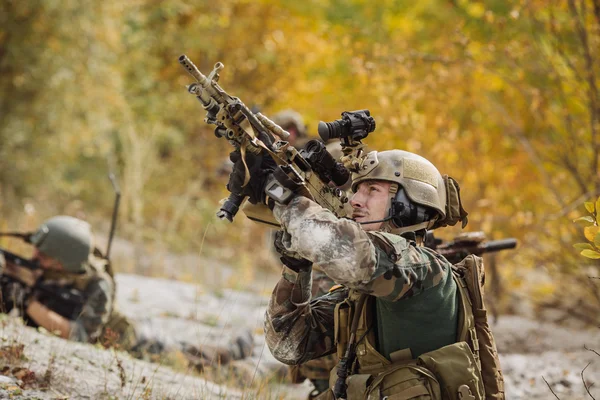 Soldaten, die ein Ziel von Waffen ins Visier nehmen — Stockfoto