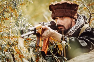 Tabancalı ciddi Orta Doğu adam portresi