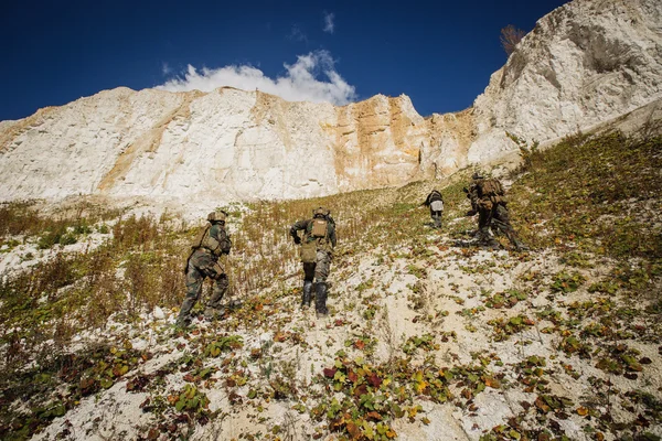 Soldados se unen en la colina con un guía — Foto de Stock
