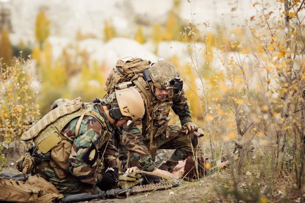 Sanitäter des Soldatenteams helfen verwundeten Talibansoldaten — Stockfoto