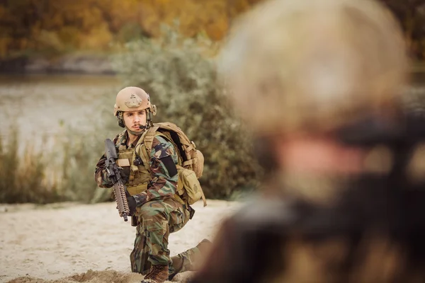 Soldat observant le territoire avant l'attaque — Photo