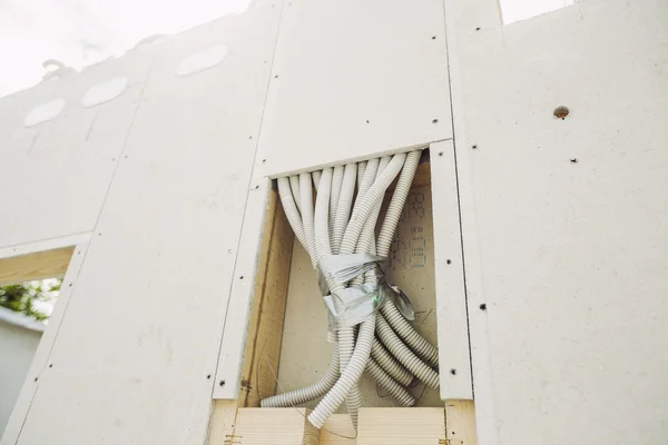 Elektriker installera ljus i ett hus — Stockfoto