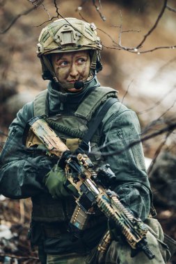 kadın asker ranger mangası üyesi