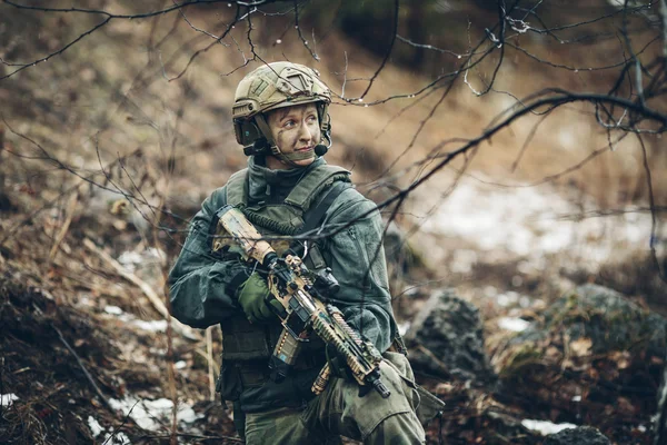 Kadın asker ranger mangası üyesi — Stok fotoğraf