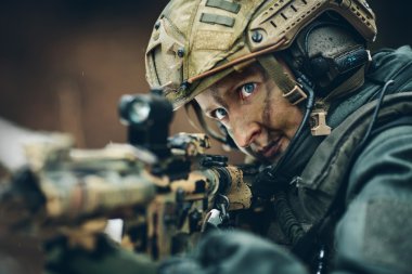 kadında kamuflaj keskin nişancı silahı ile silahlı