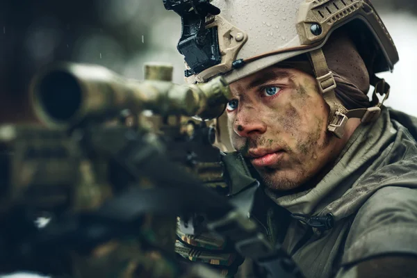 adam, keskin nişancı silahı ile kamuflaj içinde silahı