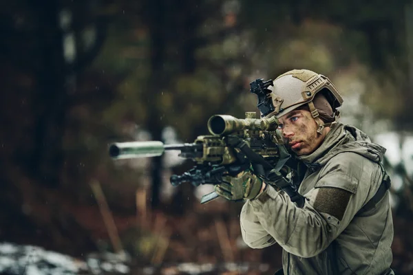 Homem armado em camuflagem com arma de atirador — Fotografia de Stock