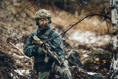 kadın asker ranger mangası üyesi