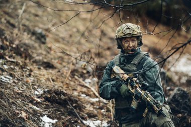 kadın asker ranger mangası üyesi