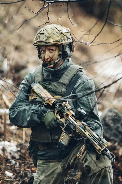 Mulher soldado membro do esquadrão ranger — Fotografia de Stock