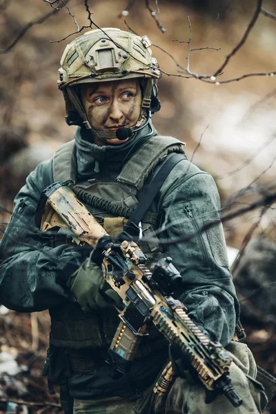 Mulher soldado membro do esquadrão ranger — Fotografia de Stock