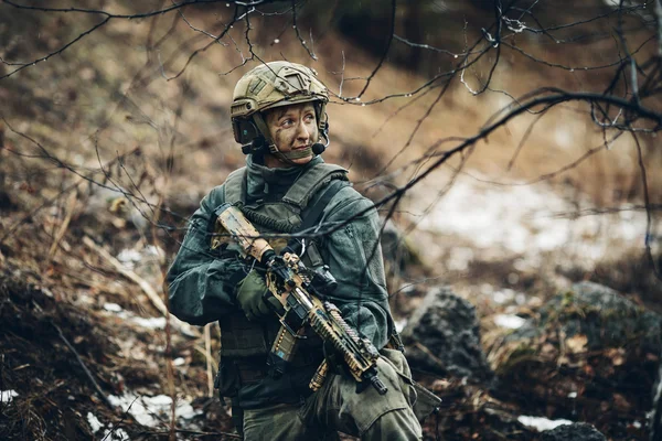 Kobieta żołnierz członka drużyny ranger — Zdjęcie stockowe