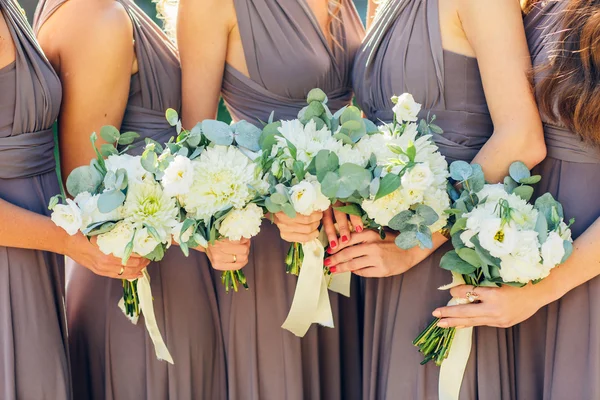 Bruidsmeisjes in bruin met bruiloft boeket — Stockfoto
