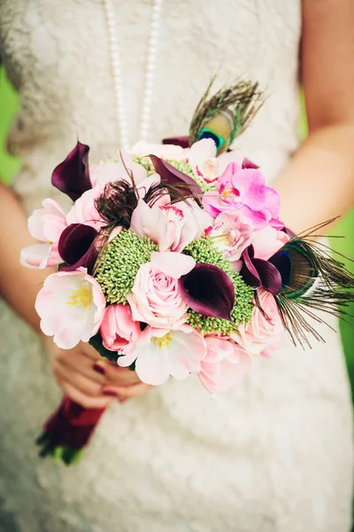 Bruiloft boeket met ongewone bloemen in handen van de bruid — Stockfoto
