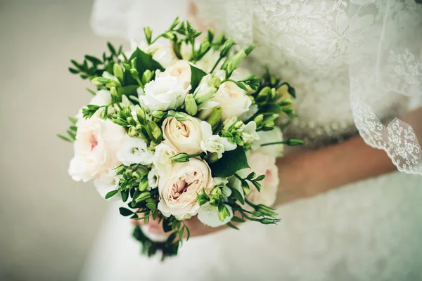 Buquê de noiva com flores brancas — Fotografia de Stock