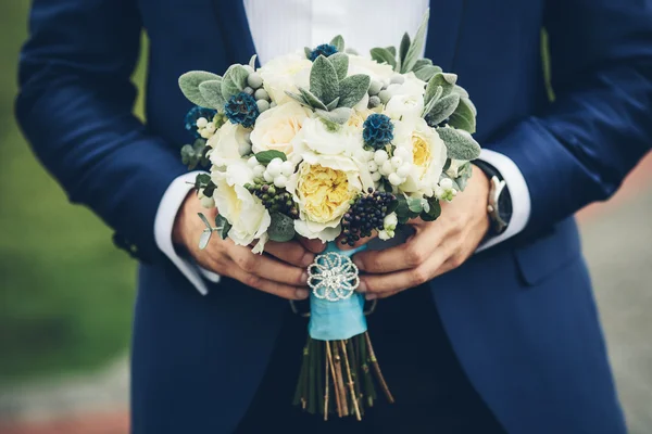 Bouquet da sposa con rose bianche — Foto Stock