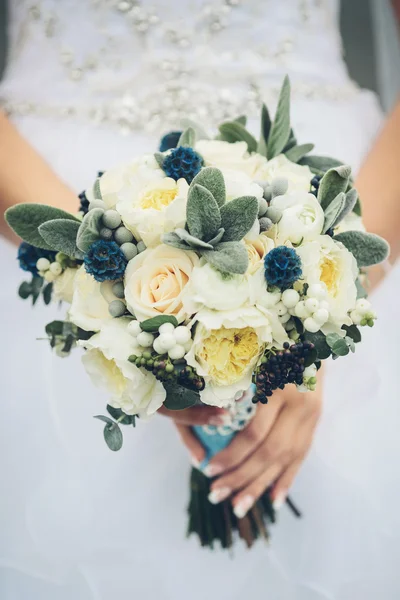 Bruids boeket met witte rozen — Stockfoto