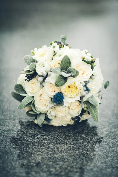 Buquê de noiva com rosas brancas — Fotografia de Stock