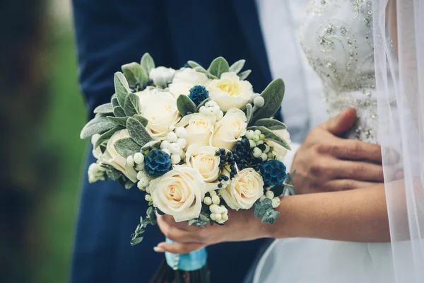 Buquê de noiva com rosas brancas — Fotografia de Stock