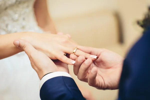 Bruidegom plaatsen een verlovingsring — Stockfoto