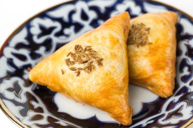 Samsa pasta doldurma et pişirilir