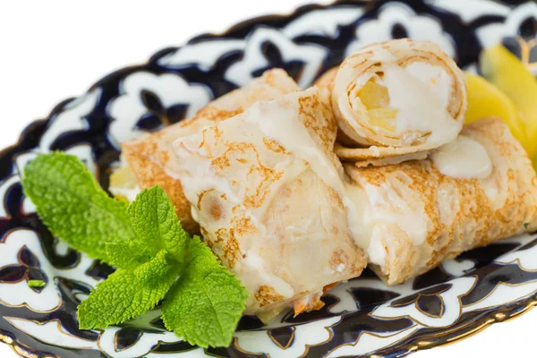 Deliciosos panqueques dulces en un plato con frutas frescas y —  Fotos de Stock