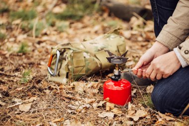 kadın bir gaz sobası ile balon tutuşturan