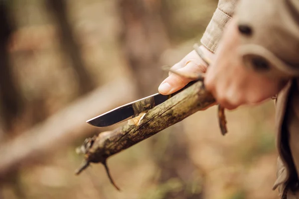 Ragazza taglia un bastone un coltello — Foto Stock