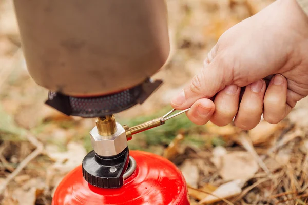 Woman ignites a gas stove with balloon — Stock Photo, Image