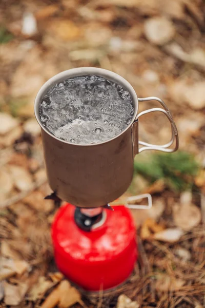 L'eau bouille dans une casserole sur un brûleur à gaz — Photo