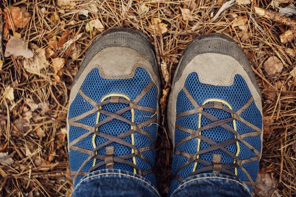 Botas de senderismo de pie sobre la hierba — Foto de Stock