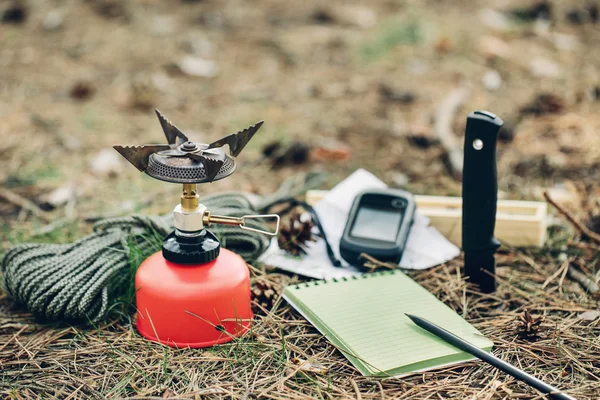 Equipamento de preparação de emergência na grama — Fotografia de Stock