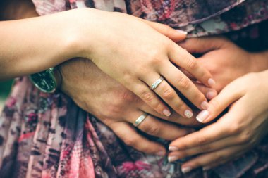 Bir genç çift sarılma, portre