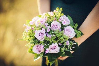 onun mor çiçekler buket düğün gününde tutan gelin