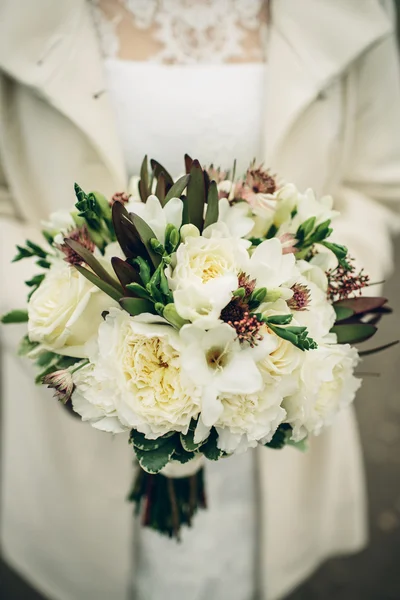 Bruids boeket van witte rozen in handen van de bruid — Stockfoto