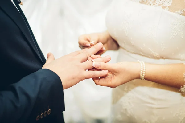Noiva colocando um anel de ouro noivado — Fotografia de Stock