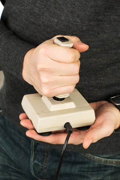 Jovem homem segurando velho joystick — Fotografia de Stock