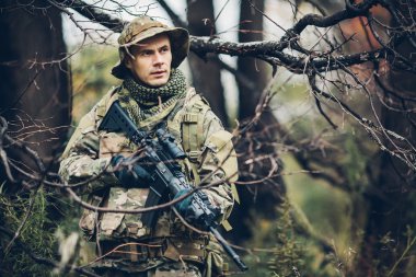 Ormanda tüfekli bir asker.