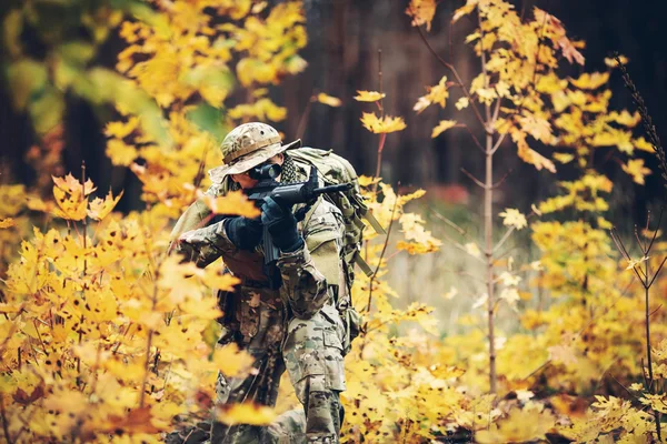 Soldat med gevær i skogen. – stockfoto