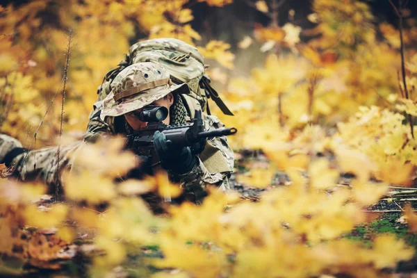 Soldado com espingarda na floresta — Fotografia de Stock