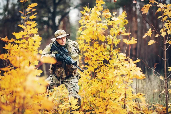 Солдат с винтовкой в лесу — стоковое фото