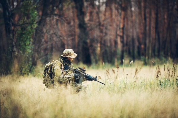 солдат с винтовкой в лесу