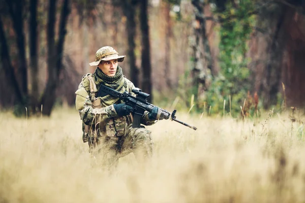 Tentara dengan senapan di hutan — Stok Foto