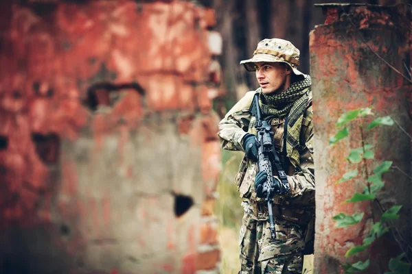 Soldat avec fusil dans la forêt — Photo