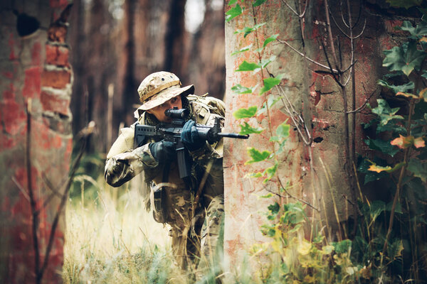 солдат с винтовкой в лесу