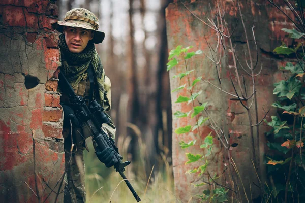 Soldat avec fusil dans la forêt — Photo