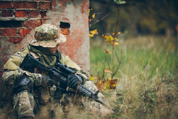 солдат с винтовкой в лесу