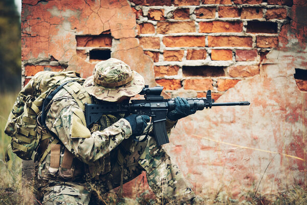 солдат с винтовкой в лесу