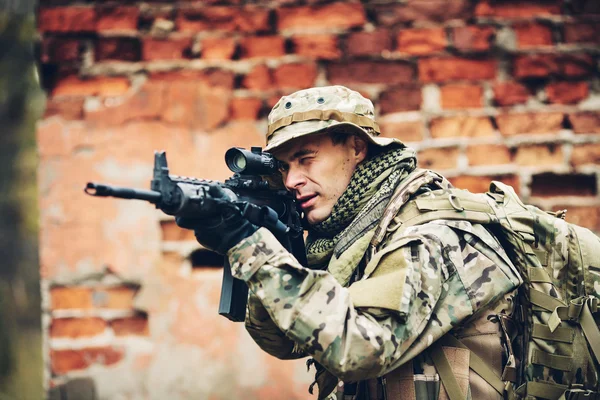 Soldado con rifle en el bosque — Foto de Stock